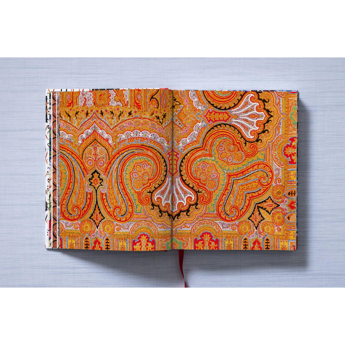 The Book of Printed Fabrics. From the 16th Century Until Today (German, French, English) Eleish Van Breems Home