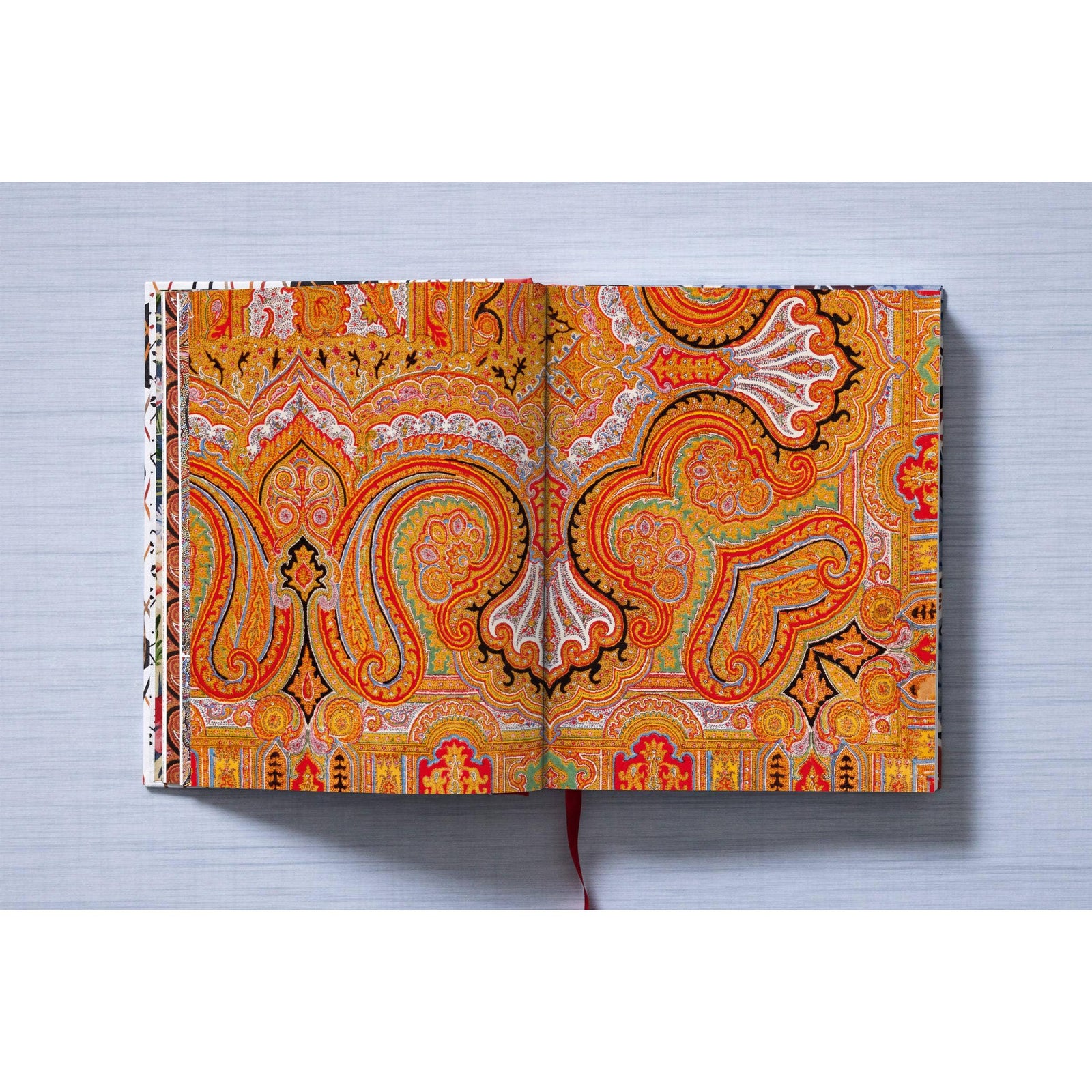 The Book of Printed Fabrics. From the 16th Century Until Today (German, French, English) Eleish Van Breems Home